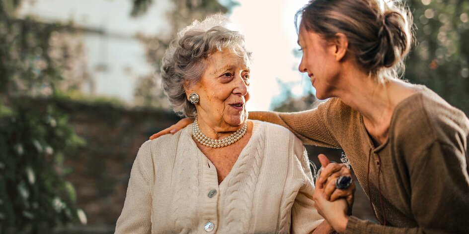 Bezpečí pro seniory doma i venku: Jak funguje tísňová péče ŽIVOTa 90?