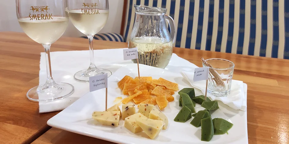 Víno z rodinného vinařství a sýrovo-salámový talíř