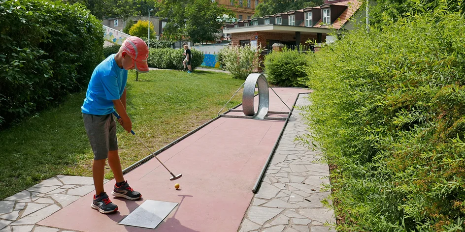 Dobrodružný minigolf pro celou rodinu v srdci Žižkova