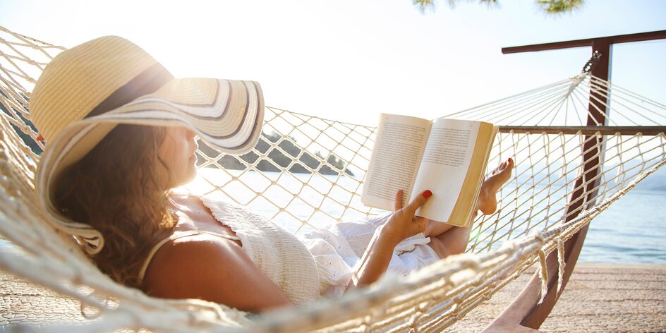 Co budete číst na dovolené? Tipy na knížky plné humoru, romantiky i napětí