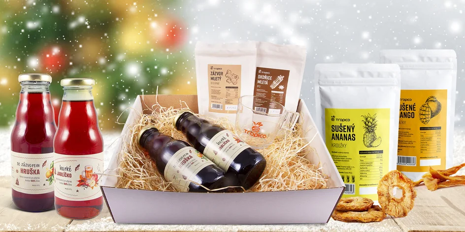 Zimní horké nápoje s kořením, ovocem a hrnečkem