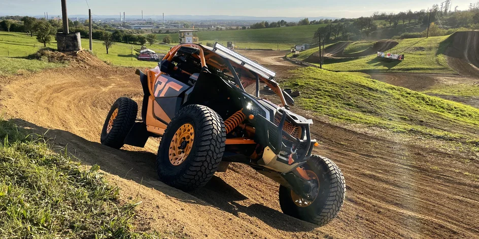 Dakarská buggy na terénní trati: spolujízda i řízení