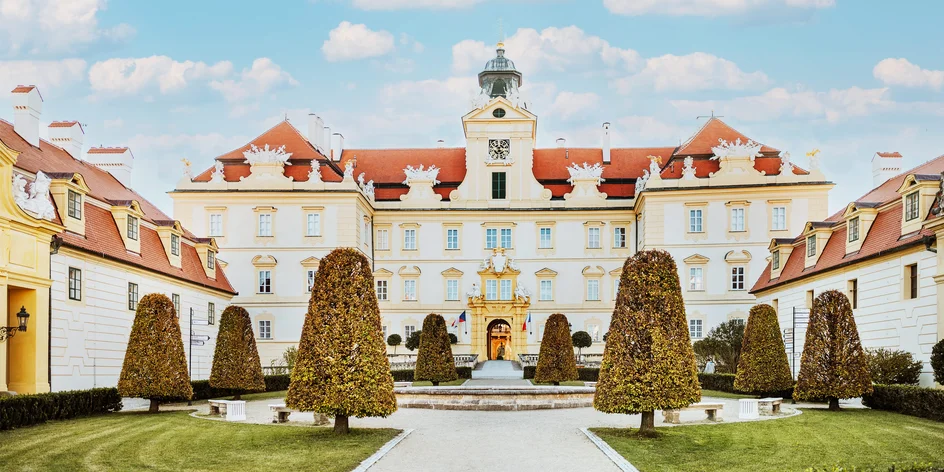 Vyskúšali ste už pobyt na zámku? 8 tipov na romantické sídla, kde budete krochkať blahom