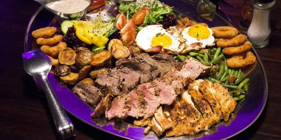 Mix grill: tři druhy masa, fazolky na slanině i cibulové kroužky