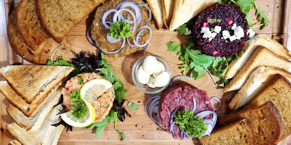 Degustace tataráků: hovězí i tvarůžkový a řepový