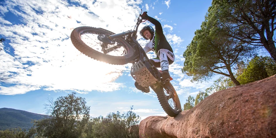 Trénink motocyklového trialu nebo classic trialu