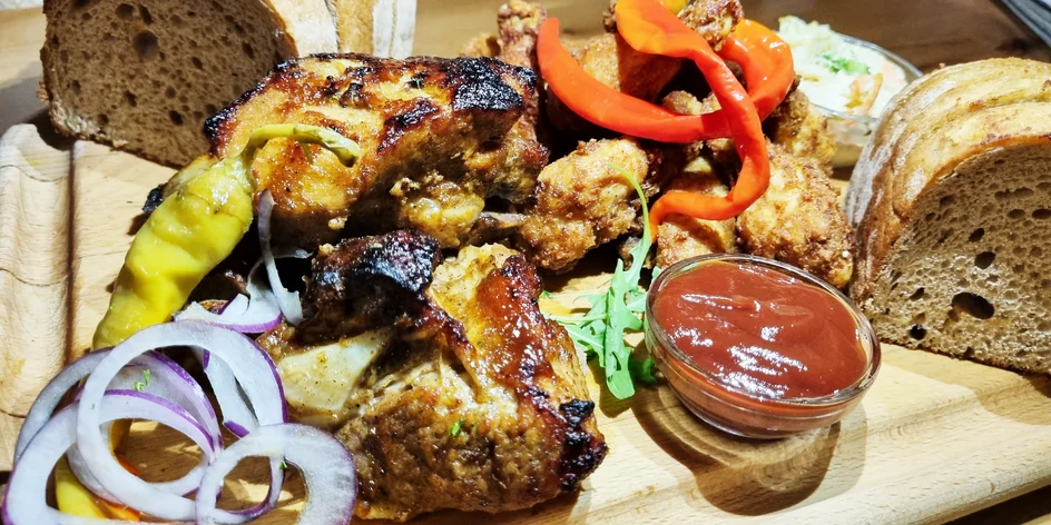 Až 1,2 kg žebírek a křídel nebo kuřecí stripsy