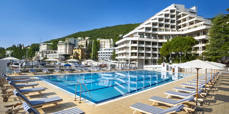 Chorvatský hotel přímo u moře: polopenze i sauny, 2 děti zdarma