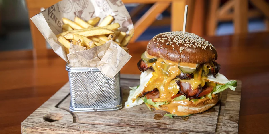 150g nebo 300g burger podle výběru a hranolky