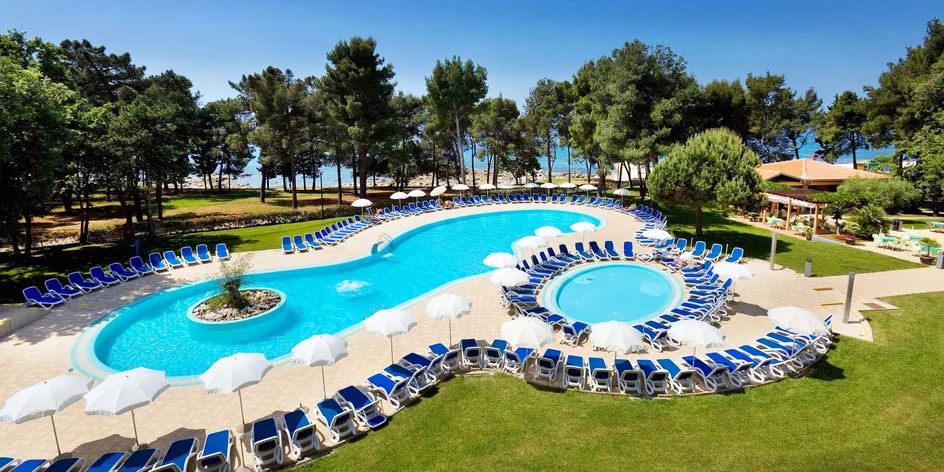 Umag: 4* hotel s all inclusive, bazény, 100 m od pláže