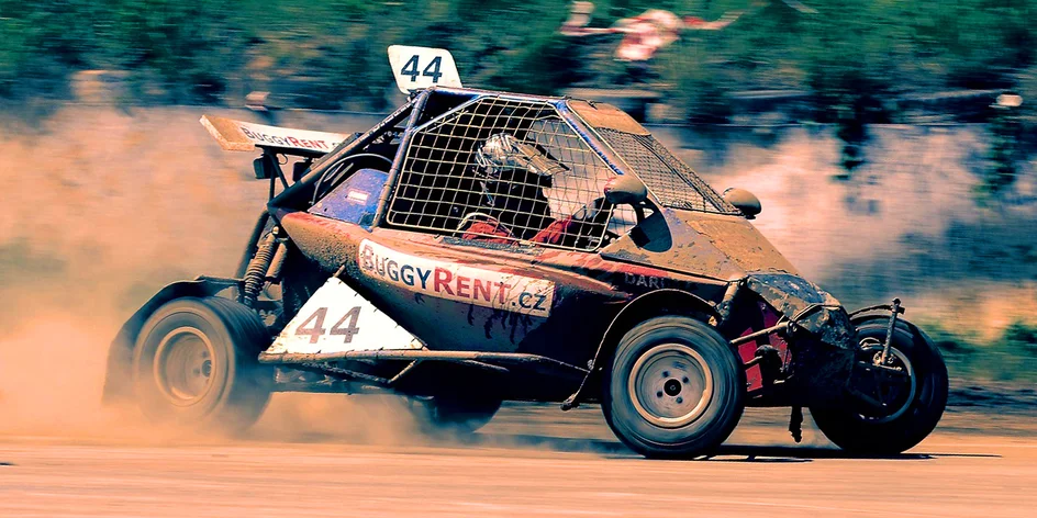 Adrenalinová jízda v závodní buggy s tréninkovým kolem navíc