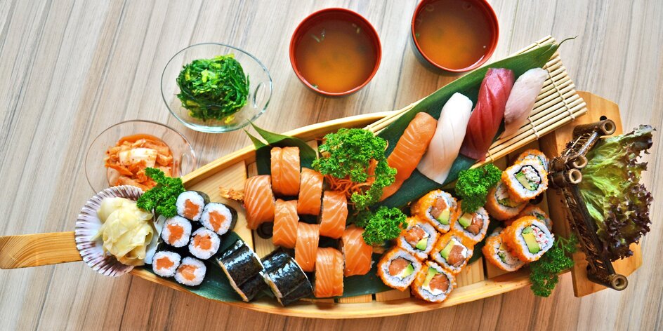 Sushi sety s polévkou i wakame a kimchi salátem