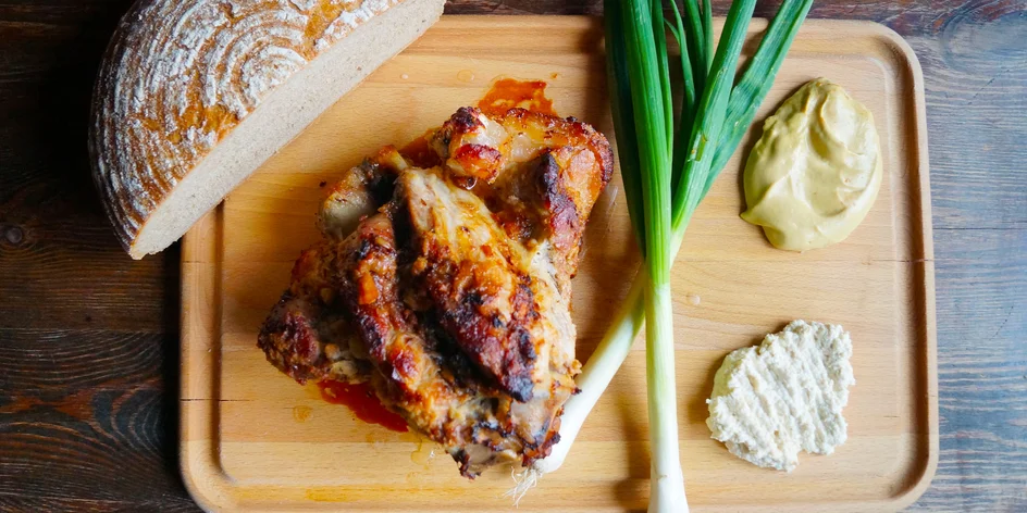 1,3 až 1,8 kg pečeného vepřového kolena s přílohou