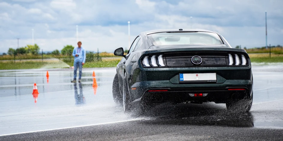 Škola driftu na polygonu: instruktáž, teorie i praxe