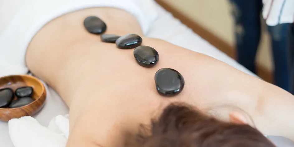 Masáže: lávové kameny, baňkování nebo záda a šíje