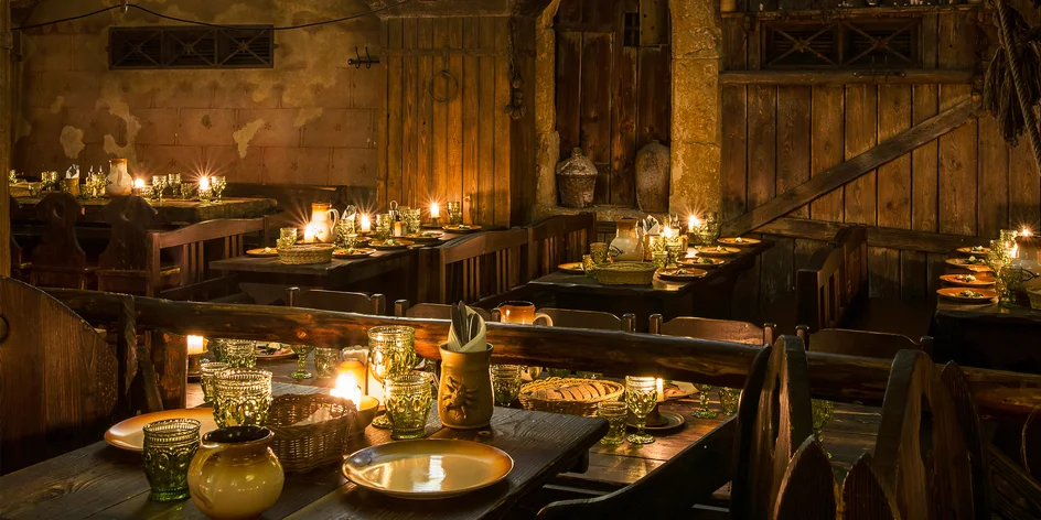 Historická show s tříchodovým menu a nápoji