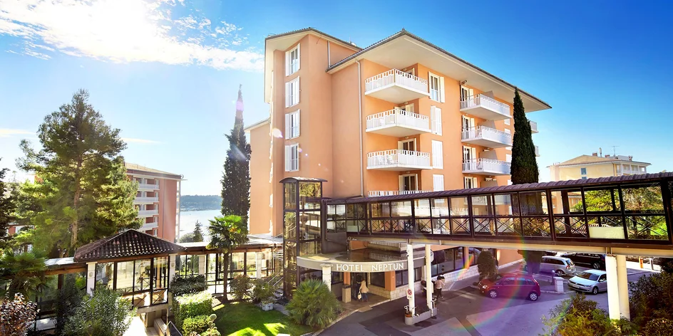 4* pobyt v Portoroži: polopenze, bazény, pláž, dítě zdarma
