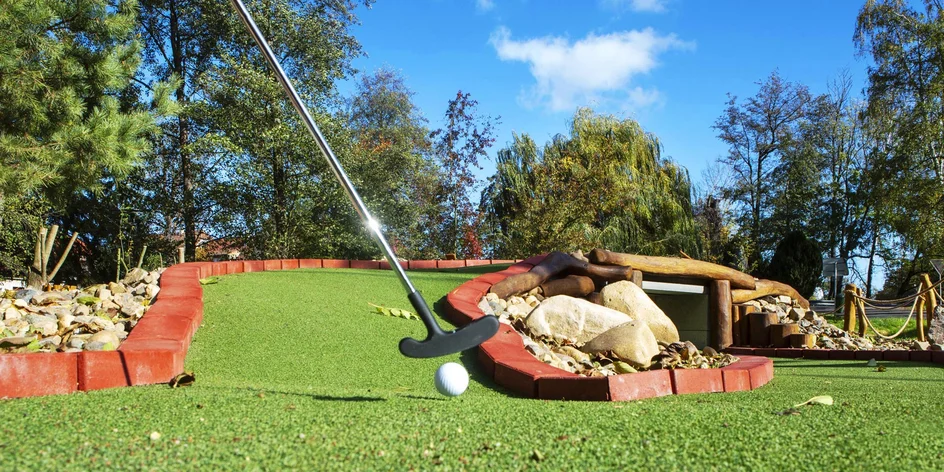 Adventure golf pro děti i dospělé v okolí Okoře