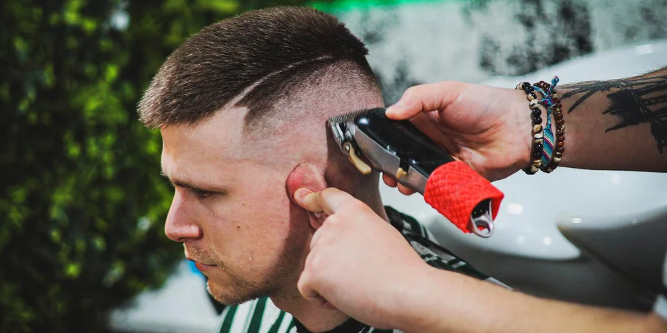 Balíčky péče od barbera: střih i masáž a kolínská