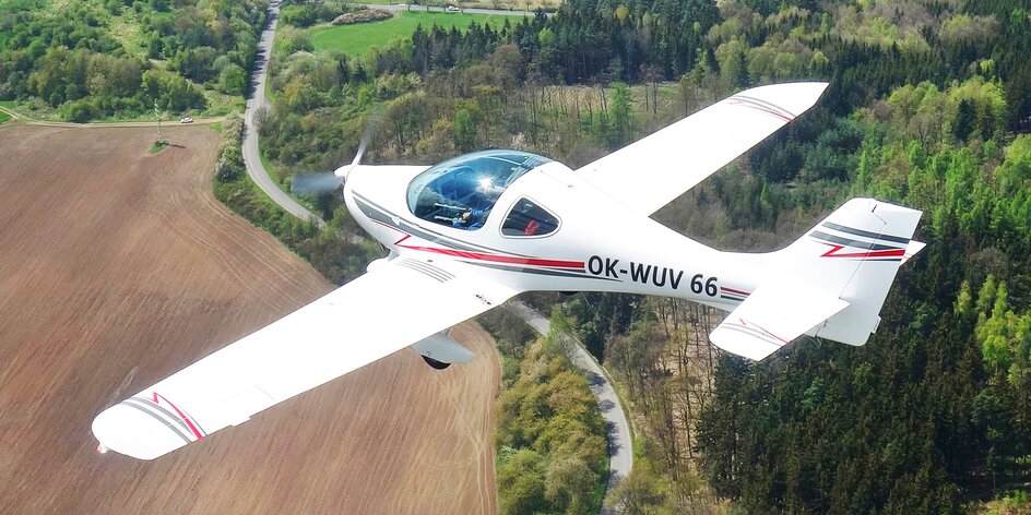 Let sportovním letounem s možností pilotáže na 20–60 min.