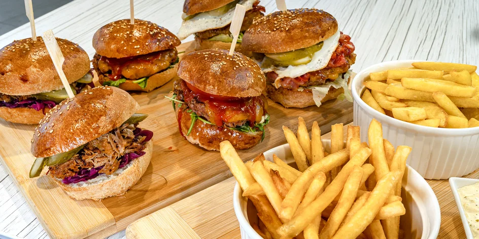 6 miniburgerů s hranolky a dipy pro 2–3 osoby