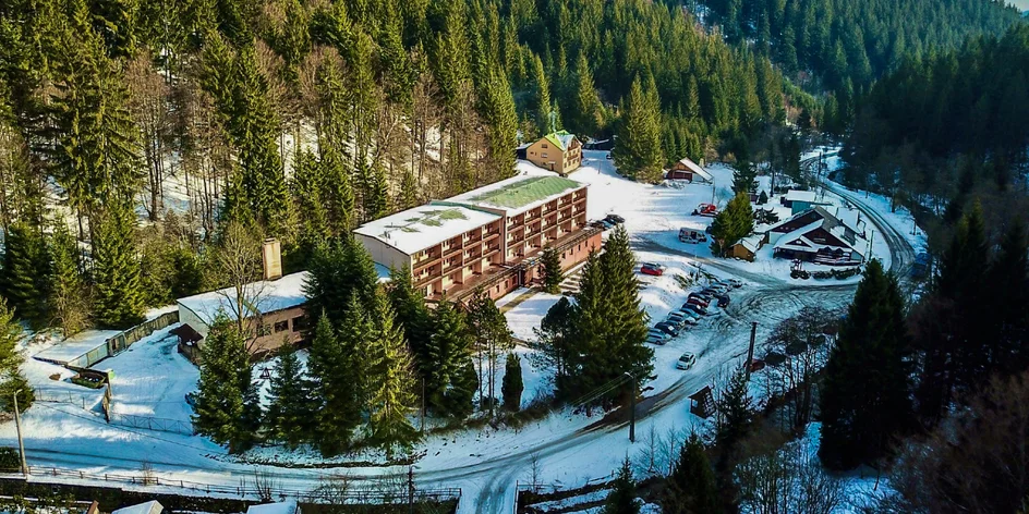 Hotel přímo u svahu: pobyt s polopenzí i bazénem