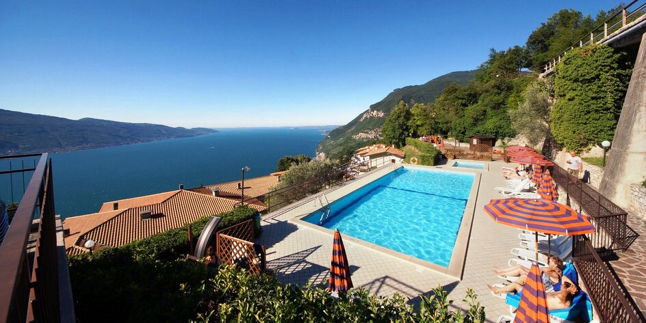 Dovolená u Lago di Garda s polopenzí, vínem a bazény