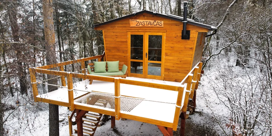 Chata v korunách stromů a relax ve vyhřívaném sudu