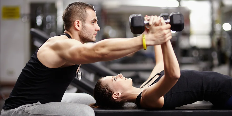 Individuální fitness trénink nebo skupinové lekce