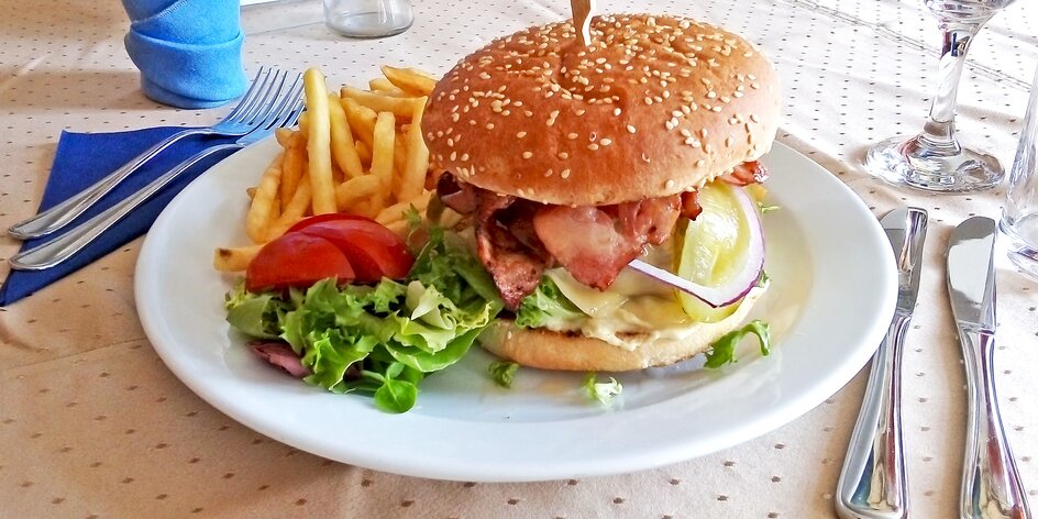 Burger dle výběru a hranolky pro 1 i 2 osoby