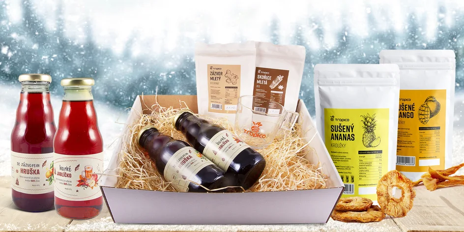 Zimní horké nápoje s kořením, ovocem a hrnečkem