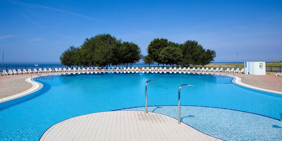 Istrie: 4* apartmány u pláže, bazén a tenisové kurty