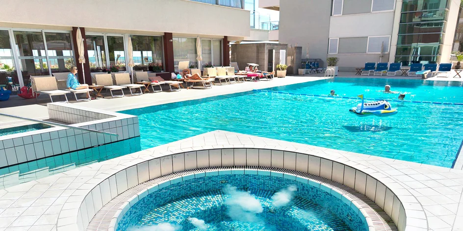 Dovolená v Rimini: 4* hotel u pláže, strava i bazén