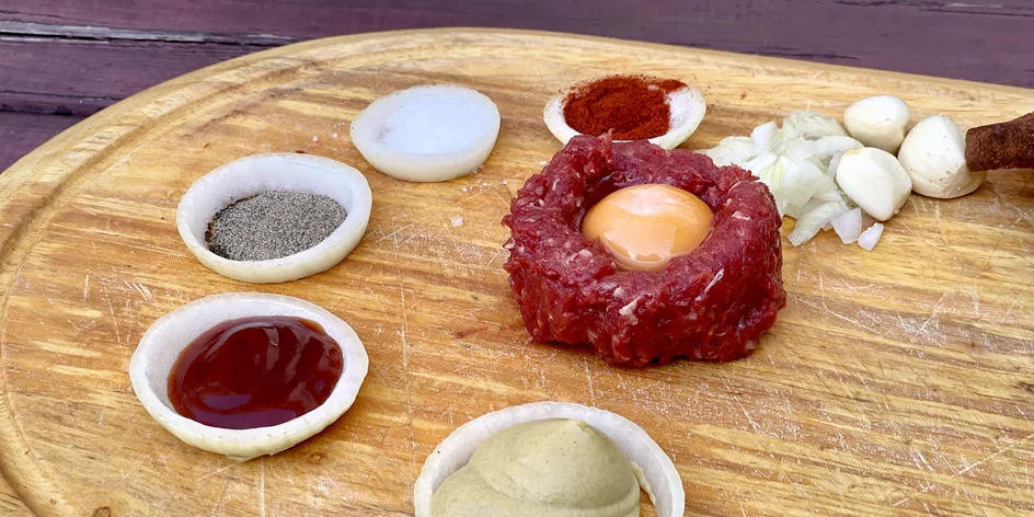 Až 500 gramů hovězího tataráku vč. topinek a česneku