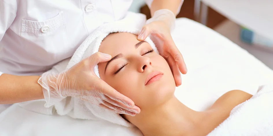 Vyberte si svou dávku krásy: Lifting řas, kosmetika i zábal