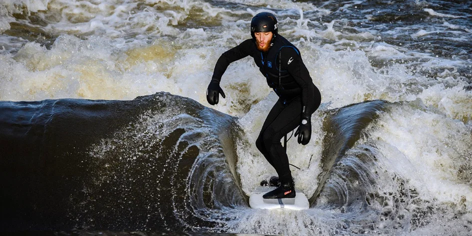Surfing na Vltavě: 2hod. skupinová lekce vč. vybavení