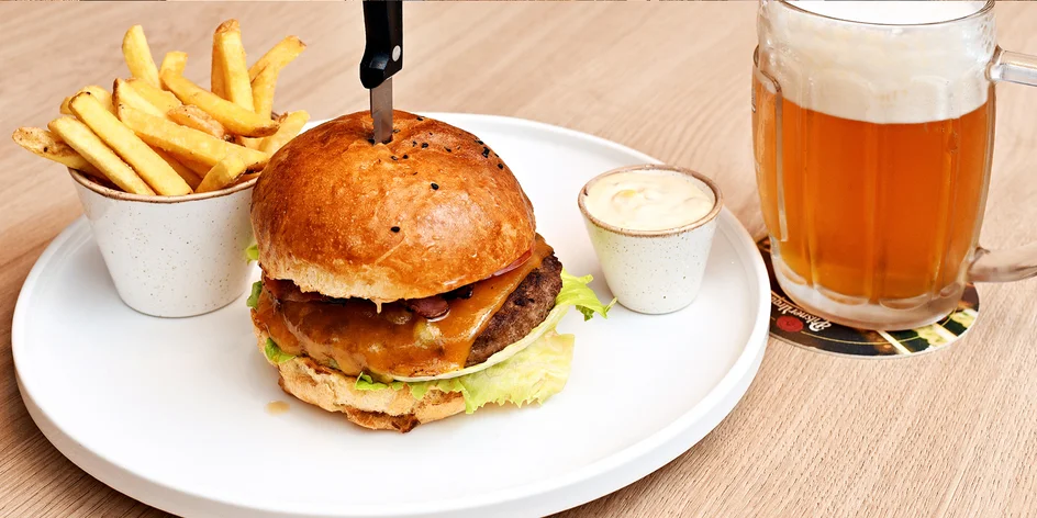 Burgery, hranolky i pivo v centru Prahy pro 1-2 osoby