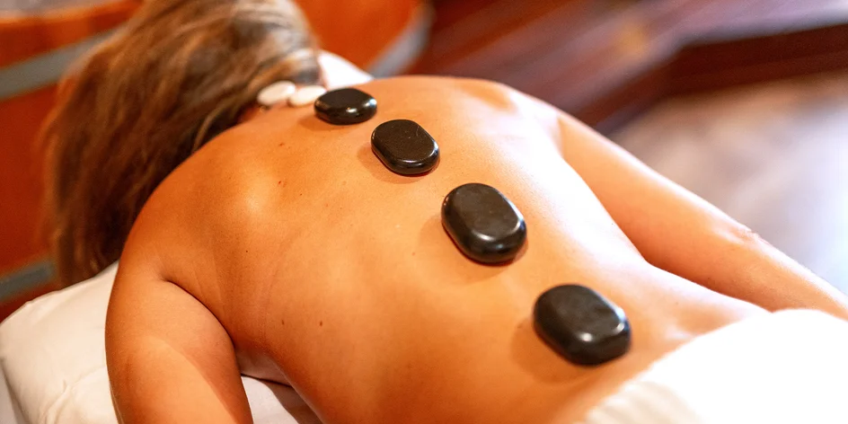 Masáž nohou, lávovými kameny i balíček se saunou