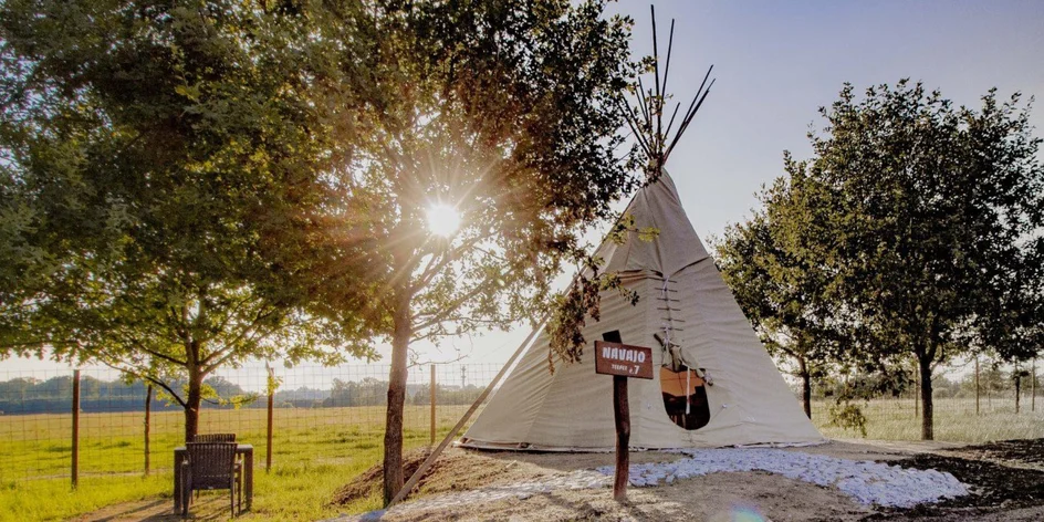 Pobyt v indiánské vesnici: nocleh v teepee a snídaně