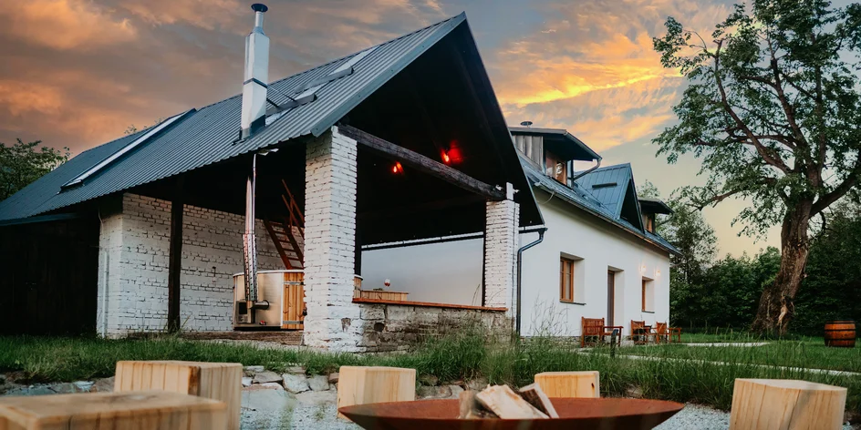 Vila v Beskydech s krbem, saunou i koupacím sudem