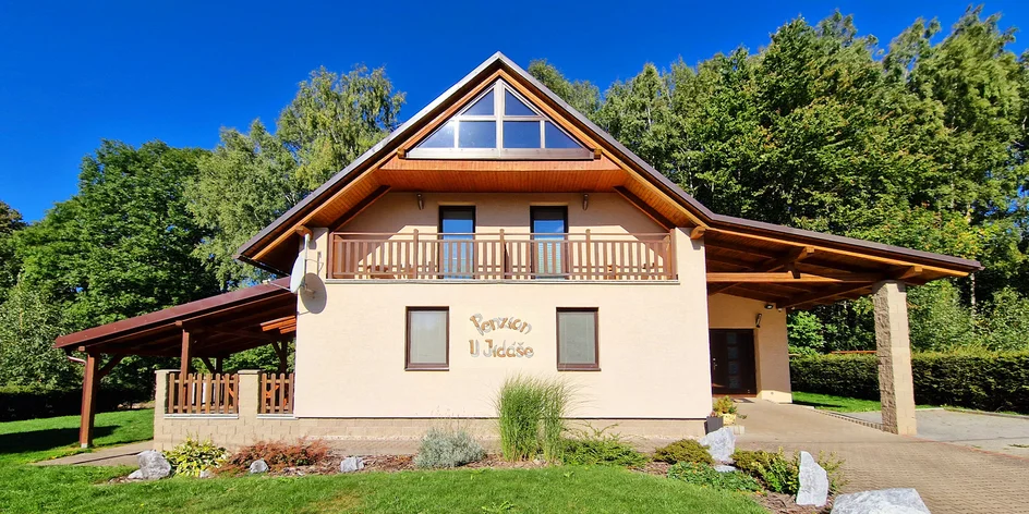 Moderní apartmány u Pekla Čertovina s jídlem i wellness