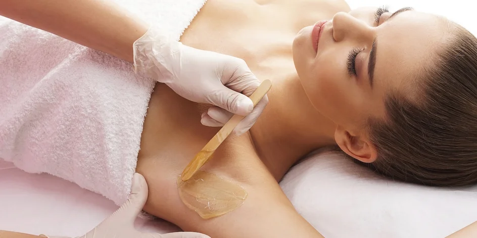 Depilace cukrovou pastou či voskem dle výběru