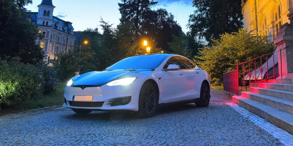 Projížďka ve fantastickém žihadle Tesla S