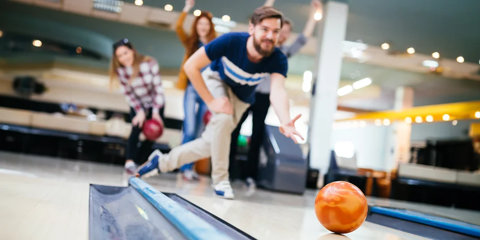 Bowling a řízková mísa s hranolky a omáčkami (po-čt)