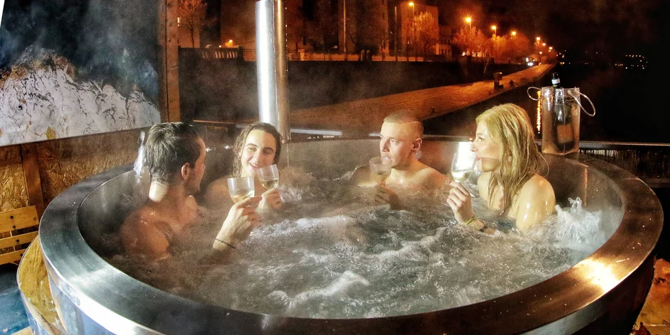 Privátní vířivka a sauna na břehu Vltavy: 1-2 hod.