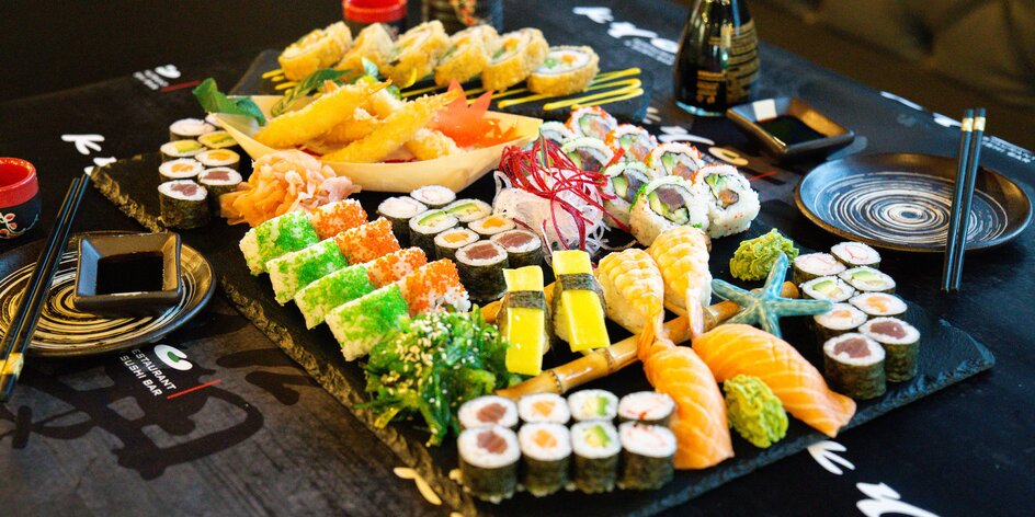 Až 65 ks různých druhů sushi s rybami i zeleninou