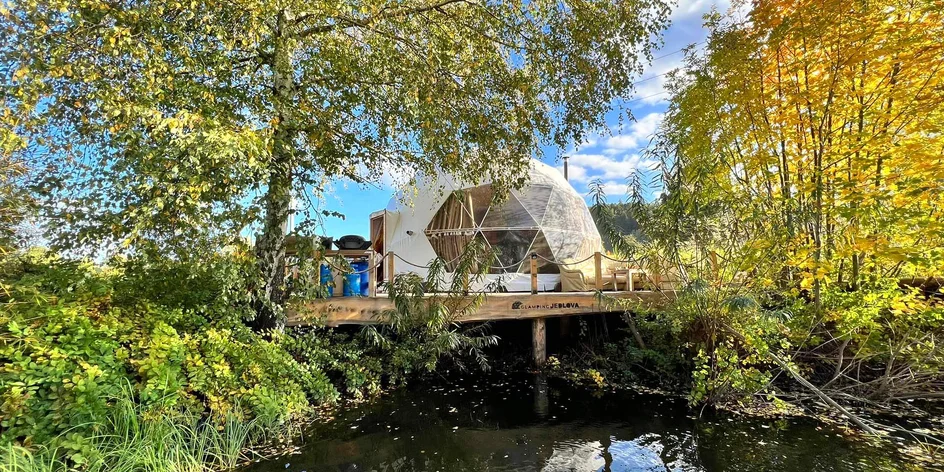Glamping s rybníkem a horkou lázní na severu Čech