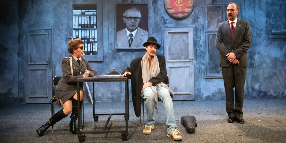 Vstupenka na vybraná představení Divadla Bez zábradlí