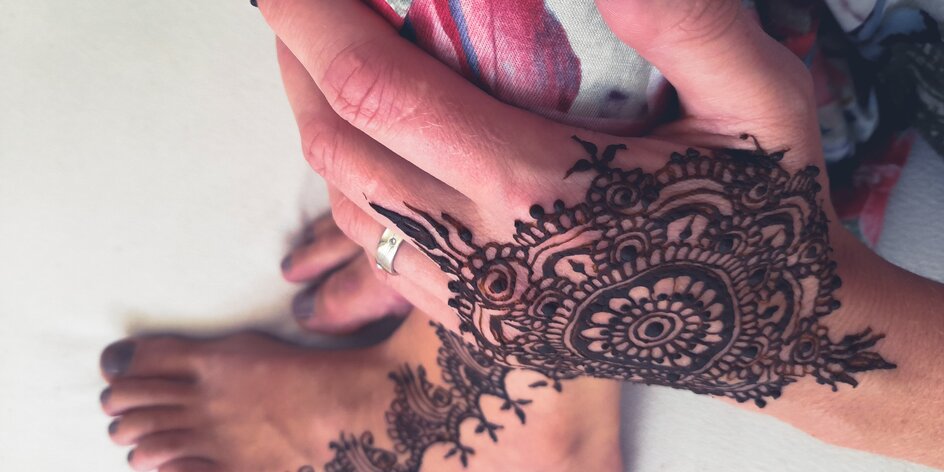Malování hennou na kůži od hennové umělkyně