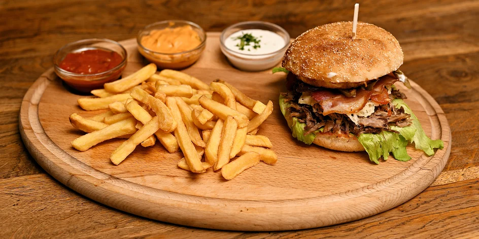 Kachní, pivní nebo top burger, hranolky a dip
